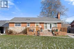 LOWER - 11 BROADMORE AVENUE  St. Catharines, ON L2M 6A4