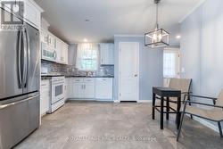 Large kitchen with lots of storage space... - 