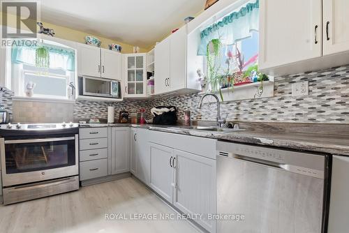 595 Lincoln Street, Welland (Lincoln/Crowland), ON - Indoor Photo Showing Kitchen With Double Sink With Upgraded Kitchen