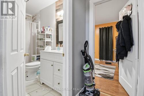 595 Lincoln Street, Welland (Lincoln/Crowland), ON - Indoor Photo Showing Bathroom