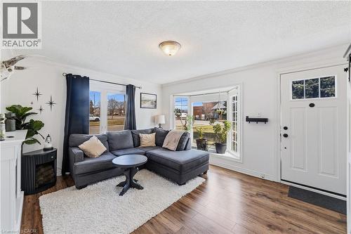 1378 Upper Wellington Street, Hamilton, ON - Indoor Photo Showing Living Room