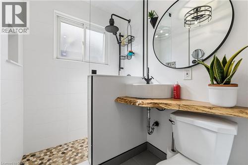 1378 Upper Wellington Street, Hamilton, ON - Indoor Photo Showing Bathroom