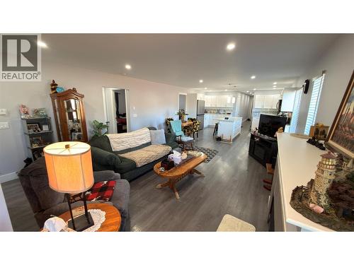 594 Sixth Avenue, Midway, BC - Indoor Photo Showing Living Room