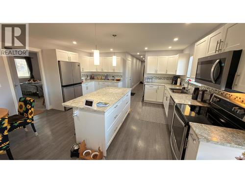 594 Sixth Avenue, Midway, BC - Indoor Photo Showing Kitchen