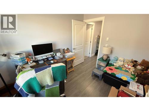 594 Sixth Avenue, Midway, BC - Indoor Photo Showing Office