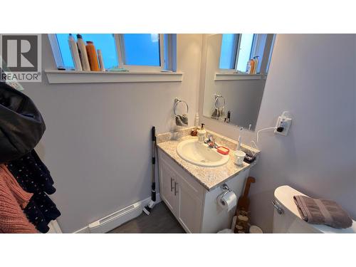 594 Sixth Avenue, Midway, BC - Indoor Photo Showing Bathroom