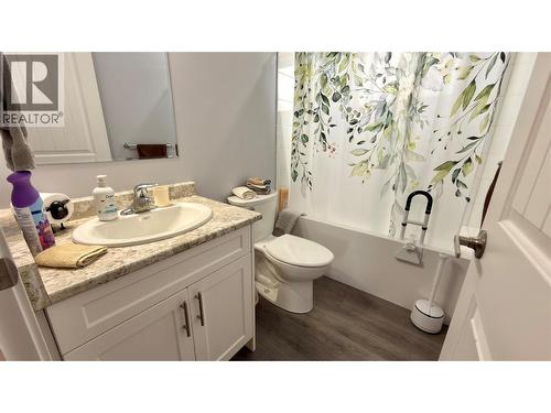 594 Sixth Avenue, Midway, BC - Indoor Photo Showing Bathroom