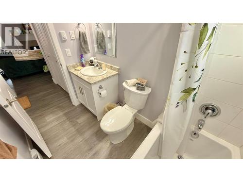 594 Sixth Avenue, Midway, BC - Indoor Photo Showing Bathroom