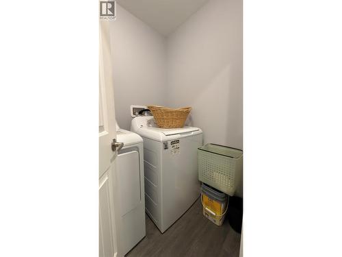 594 Sixth Avenue, Midway, BC - Indoor Photo Showing Laundry Room