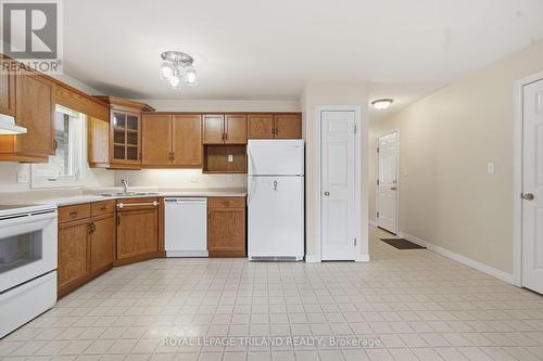 10 - 20 Windemere Place, St. Thomas, ON - Indoor Photo Showing Kitchen With Double Sink
