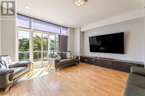 69 Donald Street, Ottawa, ON - Indoor Photo Showing Living Room