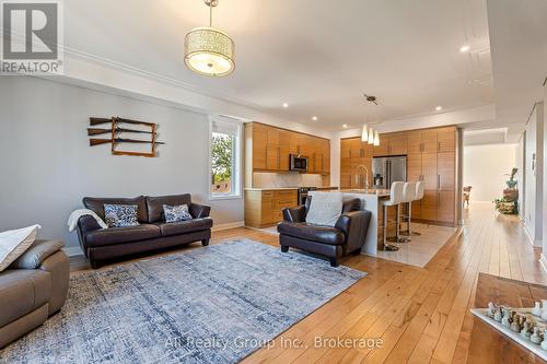 69 Donald Street, Ottawa, ON - Indoor Photo Showing Living Room