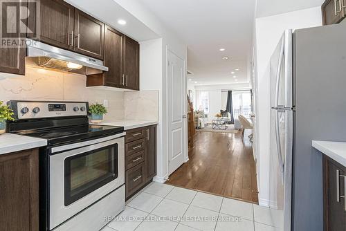 34 Pony Path, Oshawa, ON - Indoor Photo Showing Kitchen With Upgraded Kitchen