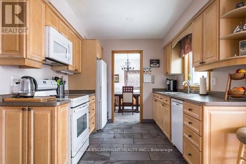 19 Chateau Court, Hamilton, ON - Indoor Photo Showing Kitchen