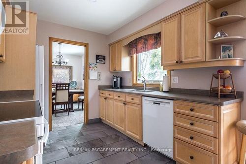 19 Chateau Court, Hamilton, ON - Indoor Photo Showing Kitchen