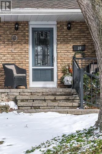 19 Chateau Court, Hamilton, ON - Outdoor