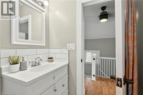 74 Belmont Avenue, Hamilton, ON - Indoor Photo Showing Bathroom