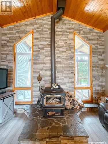 127 Burnetts Road, Mckellar, ON - Indoor Photo Showing Living Room