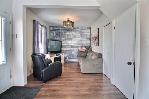 Salon - 18 Rue Roger, Saint-Éphrem-De-Beauce, QC - Indoor
