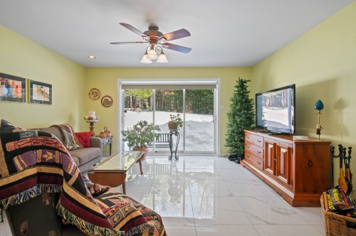 Salle familiale - 4585 Rue Des Cavaliers, Sainte-Adèle, QC - Indoor Photo Showing Living Room