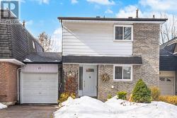 11 ST ANDREW'S COURT  Aurora, ON L4G 3B2