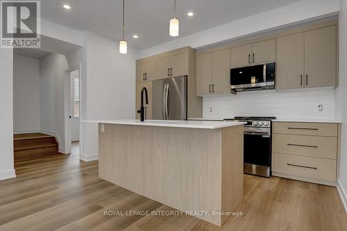 35 Ella Street, Ottawa, ON - Indoor Photo Showing Kitchen