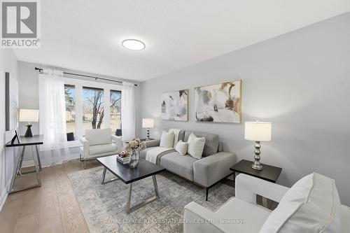 4134 Murray Hill Crescent, Mississauga, ON - Indoor Photo Showing Living Room