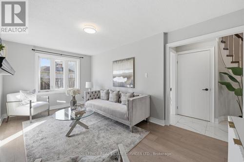 4134 Murray Hill Crescent, Mississauga, ON - Indoor Photo Showing Living Room
