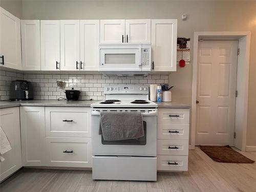 525 6Th Street Nw, Portage La Prairie, MB - Indoor Photo Showing Kitchen