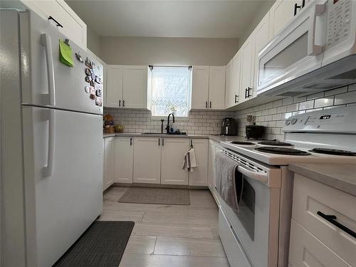 525 6Th Street Nw, Portage La Prairie, MB - Indoor Photo Showing Kitchen