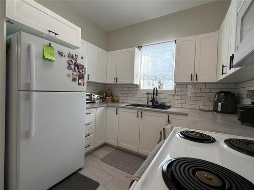 525 6Th Street Nw, Portage La Prairie, MB - Indoor Photo Showing Kitchen