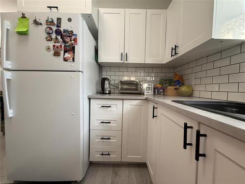 525 6Th Street Nw, Portage La Prairie, MB - Indoor Photo Showing Kitchen