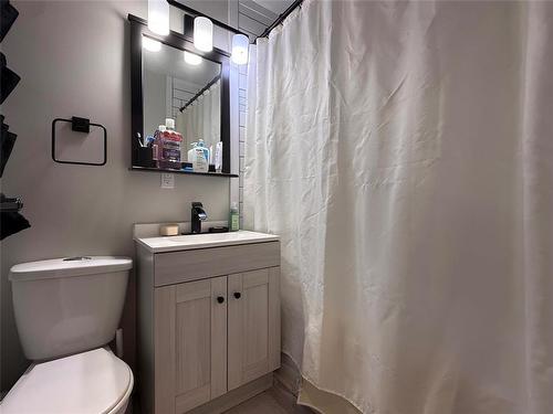 525 6Th Street Nw, Portage La Prairie, MB - Indoor Photo Showing Bathroom