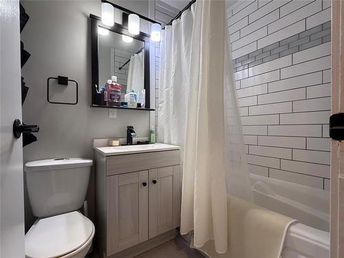 525 6Th Street Nw, Portage La Prairie, MB - Indoor Photo Showing Bathroom