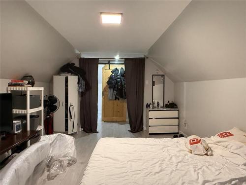 525 6Th Street Nw, Portage La Prairie, MB - Indoor Photo Showing Bedroom