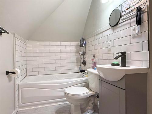 525 6Th Street Nw, Portage La Prairie, MB - Indoor Photo Showing Bathroom