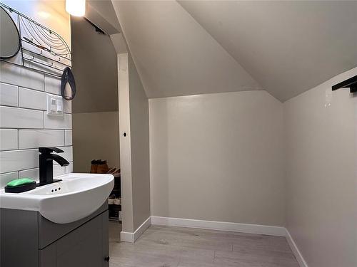 525 6Th Street Nw, Portage La Prairie, MB - Indoor Photo Showing Bathroom