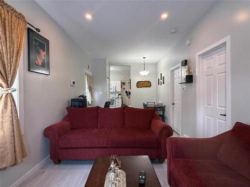 525 6Th Street Nw, Portage La Prairie, MB - Indoor Photo Showing Living Room