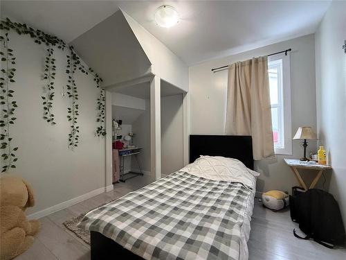 525 6Th Street Nw, Portage La Prairie, MB - Indoor Photo Showing Bedroom