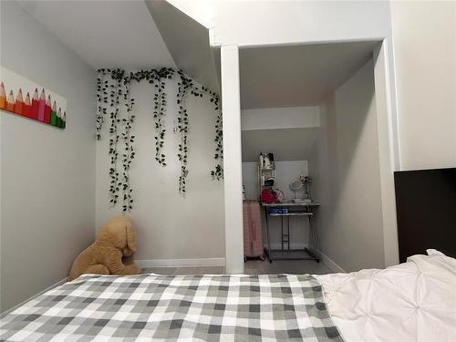 525 6Th Street Nw, Portage La Prairie, MB - Indoor Photo Showing Bedroom