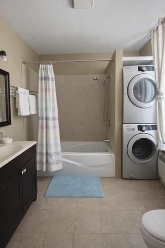 Bathroom - 3553 Boul. Décarie, Montréal (Côte-Des-Neiges/Notre-Dame-De-Grâce), QC - Indoor Photo Showing Laundry Room