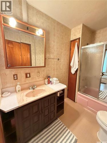 1 Prairie Avenue, Weyburn, SK - Indoor Photo Showing Bathroom