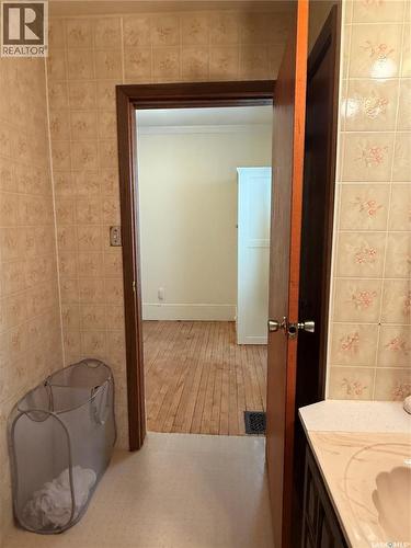 1 Prairie Avenue, Weyburn, SK - Indoor Photo Showing Bathroom