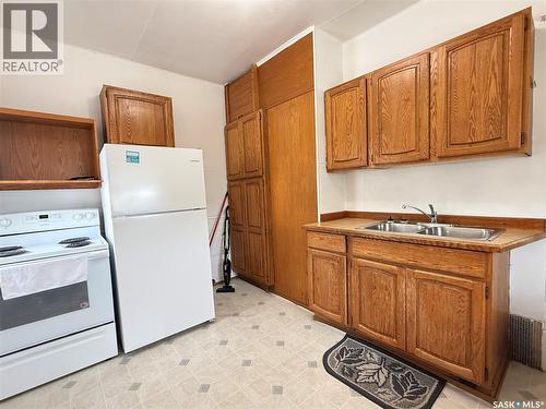 1 Prairie Avenue, Weyburn, SK - Indoor Photo Showing Kitchen With Double Sink