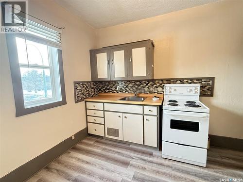 1 Prairie Avenue, Weyburn, SK - Indoor Photo Showing Kitchen