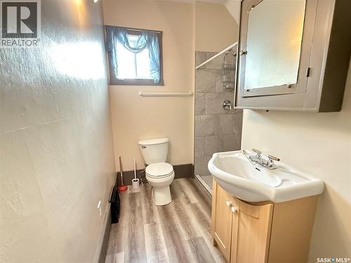 1 Prairie Avenue, Weyburn, SK - Indoor Photo Showing Bathroom