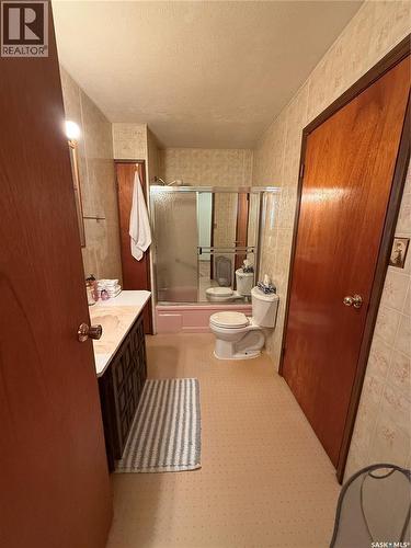 1 Prairie Avenue, Weyburn, SK - Indoor Photo Showing Bathroom