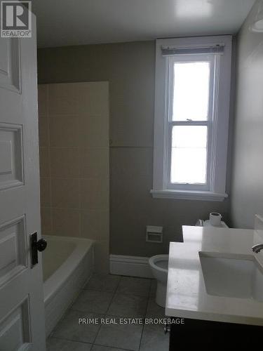 202 Sydenham Street, London East (East B), ON - Indoor Photo Showing Bathroom