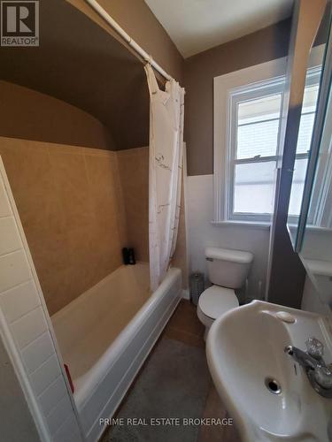 202 Sydenham Street, London East (East B), ON - Indoor Photo Showing Bathroom