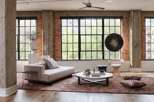 Salon - 501-502-454 Rue De La Gauchetière O., Montréal (Ville-Marie), QC - Indoor